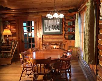 Pickerel Lake - Lakefront Log Cabin - Petoskey - Dining room