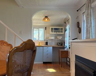 Cozy rustic cottage by the beach - Fort Erie - Living room