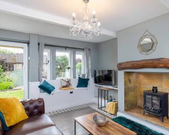 Mischa Cottage - Bradford - Living room