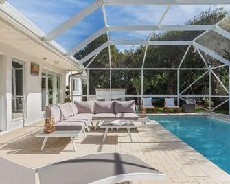 Surfs Up - retreat at the beach with heated pool - Melbourne Beach - Pool