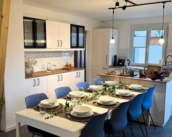 Modernes Ferienhaus Böblingen bis 8 Personen - Böblingen - Dining room