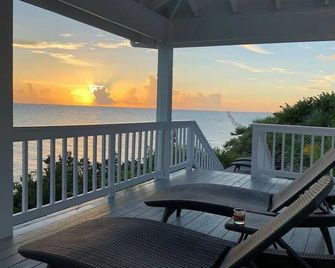 Private Waterfront On The Caribbean Cliffs - Gregory Town - Varanda