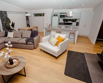 Mountain Glass - Ohakune Holiday Home - Ohakune - Living room