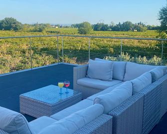 Provencal farmhouse in an exceptional setting with heated pool - Violès - Balcony