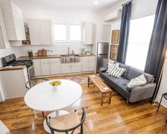 Work Crew Haven: Spacious Corporate Lodging - Lafayette - Kitchen