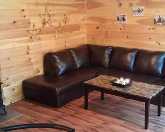 Private Affordable Lodging at Blanche Manor Horse Ranch - Copperhill - Living room