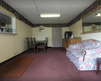 Americas Best Value Inn Wilson - UNIT 2 (one bed) ground floor - Wilson - Living room
