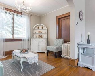 The Stone Cottage, The Stone Cottage is a beautiful, spacious 3 bedroom, 3 bath house - Hermann - Living room
