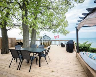 Beach Front Family Cottage Ping Pong & Karaoke - Fort Erie - Balcony
