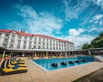 Pontefino Hotel And Residences - Batangas - Piscina