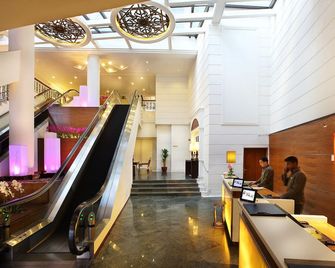 Village Hotel Albert Court by Far East Hospitality - Singapore - דלפק קבלה