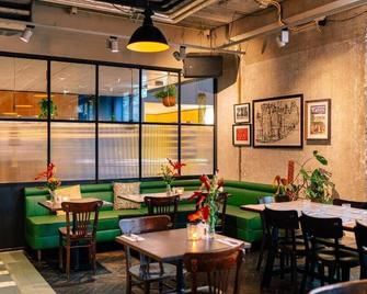 Stroll to Sloterdijk Station, 55sqmt 2-bedroom space - Amsterdam - Restaurant