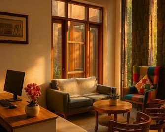Aori Guest House Syariah - Malang - Living room