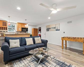Sun Filled & Cheerful Apartment by Cornell Campus - Northeast Ithaca - Ithaca - Living room