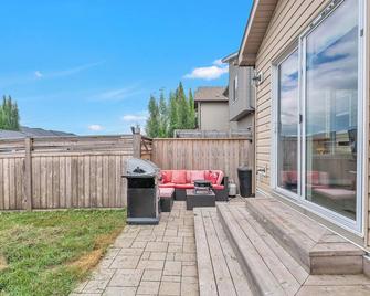 Come stay at a quiet room in a safe area in the south of Calgary. Must love dogs - Calgary - Patio