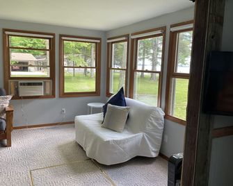 Cozy 3-bedroom Cottage on Metonga Lake with private dock - Crandon - Living room