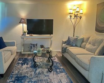 Where Buffalo Roam. Sleeps 5. Wi-fi. Fenced yard. - Yukon - Sala de estar