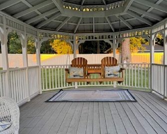 Large Waterfront Villa on Bass Lake with a Gym. Close to Culver and Notre Dame - Knox - Balcony