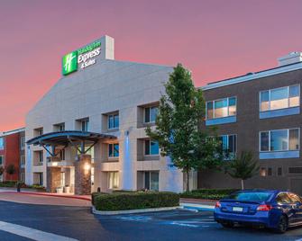 Holiday Inn Express & Suites Elk Grove West I-5 - Elk Grove - Edificio