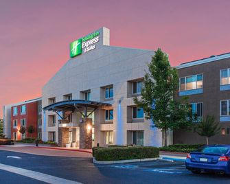 Holiday Inn Express & Suites Elk Grove West I-5 By IHG - Elk Grove - Building