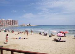 Only 150m from the beach, you will find this top floor vacation apartment. - Torrevieja - Plaża