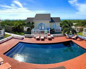 Governor's Harbor just 7 miles to our south is a bustling with restaurants/bars. - James Cistern - Uima-allas