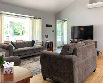 Pool | Hot Tub | Backyard Oasis | Game Room | Fun - South Bend - Living room
