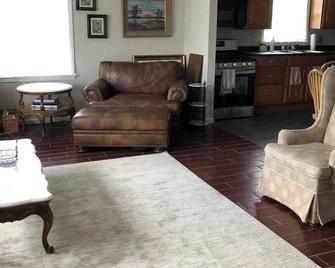 Country vibe at Pomme Place - 3 bedroom apartment - Crown Point - Living room