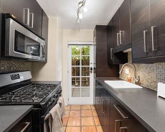 Serene Spanish 1-Bedroom Home Retreat - 棕櫚泉 - 廚房