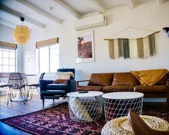M&L Desert Cottage - 3 miles from the North entrance of Joshua Tree! - Twentynine Palms - Huiskamer