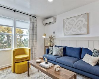 Designer 2 bd apt / 1 King Bed /blocks from U of U - Salt Lake City - Living room