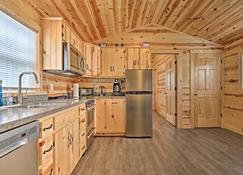 Cozy Bidwell Cabin w/ Deck: Trail & Creek Access! - Bidwell - Kitchen