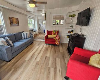This charming house for six puts you at the heart of the action. - Clear Lake - Obývací pokoj