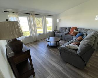 4 bedroom home with Mt Hood and Adam Views - Dufur - Living room
