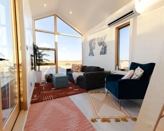 Luxury Tiny House with Private Hot Tub Access at the Grand Canyon - Valle - Living room