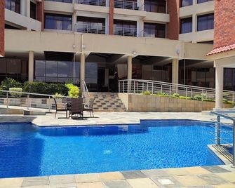 Grand Winston Hotel - Nakuru - Piscina