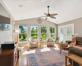 Family-friendly house with large deck & yard adjoining local Christmas tree farm - Shiloh - Living room