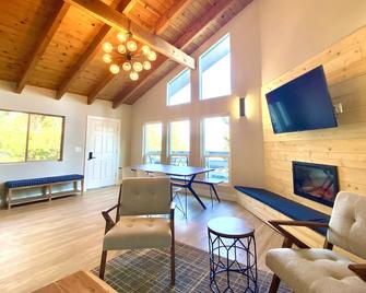 Tahoe Mountain Condo with Tree Filtered Lake Views. - Carson City - Living room