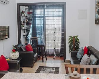 Stunning 2-Bed Apartment in Dar es Salaam - Daressalam - Wohnzimmer