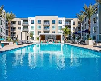 Global Luxury Suites Irvine - Irvine - Havuz