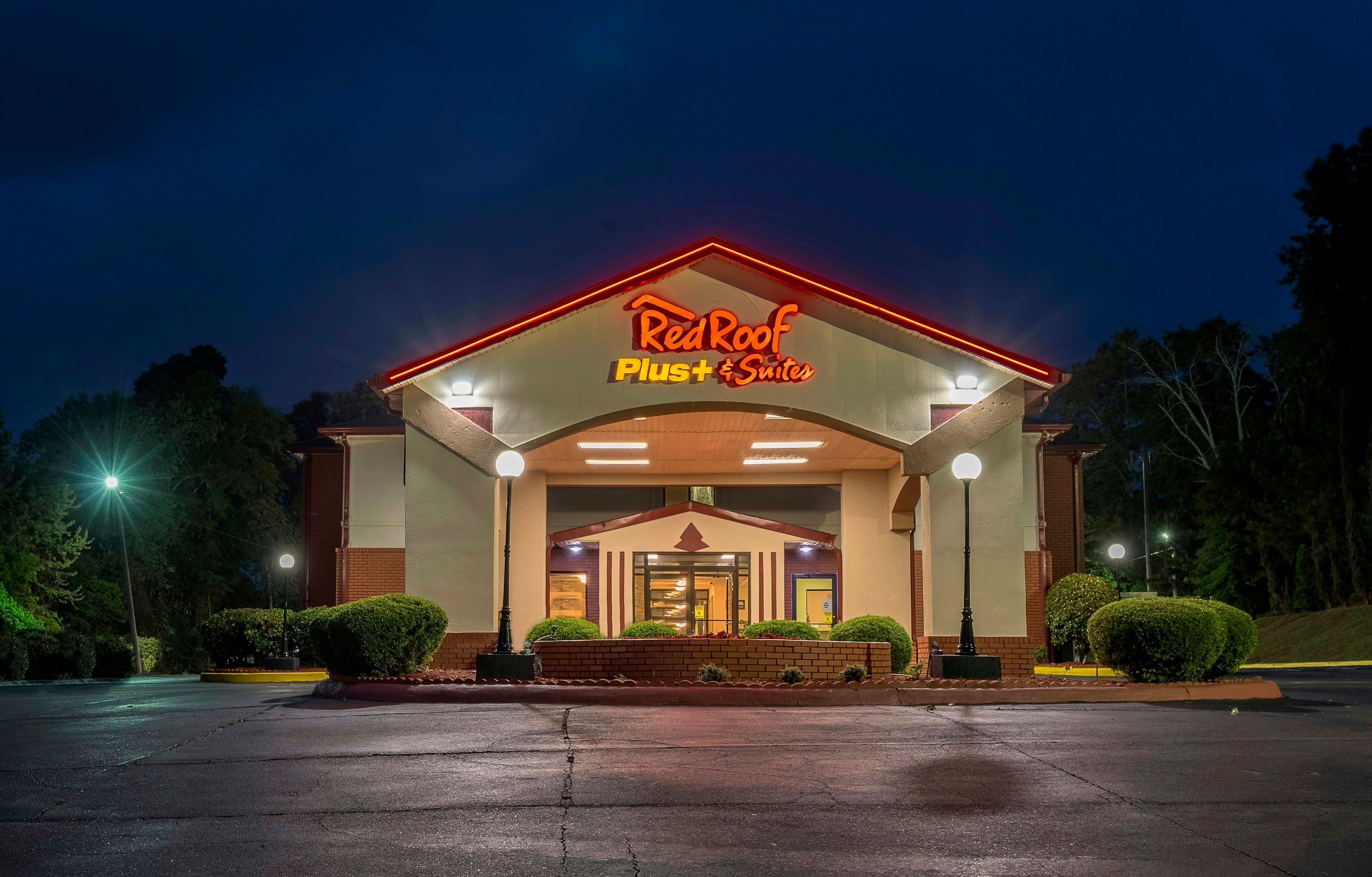 Red Roof Inn Plus+ & Suites Opelika - Opelika - Bygning