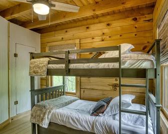 Moonshine Cabin- beautiful Mountain views and minutes to downtown - Sparta - Habitación