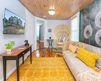 New Omi's Downtown Salem|1br|hawthorne+witches - Salem - Living room