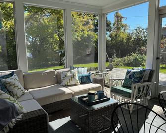 Gorgeous home steps from a private beach - Duxbury - Patio