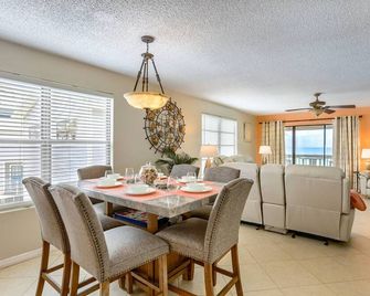 Updated Beachside Condo! 2 Balconies, Grill, Free Parking & Free Activities! ~ 6 Pipers Nest - Clearwater Beach - Dining room