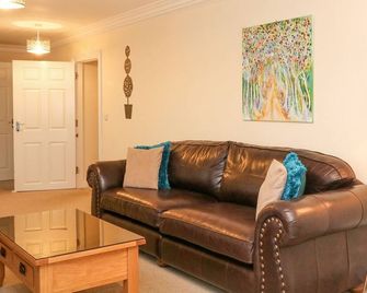 11 Eagle Parade - Buxton - Living room