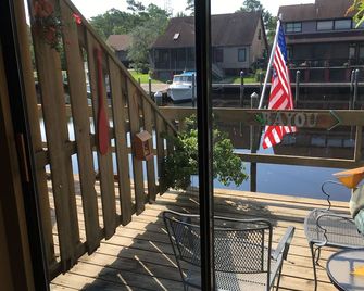 Longer Term Rental Only!! Waterfront 3 Bedroom On The Bayou / Private Boat Slip! - Slidell - Balcony