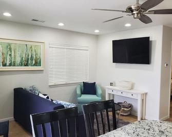 Cute Cottage in Oceano, steps to the beach. - Oceano - Living room
