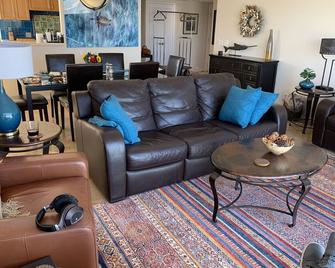 3bd/3BA beautifully redone Shores corner w/Full Bay/Ocean Views--rents by MONTH - Coronado - Living room