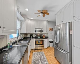 Newly Remodeled In The Heart Of The City - Wausau - Kitchen